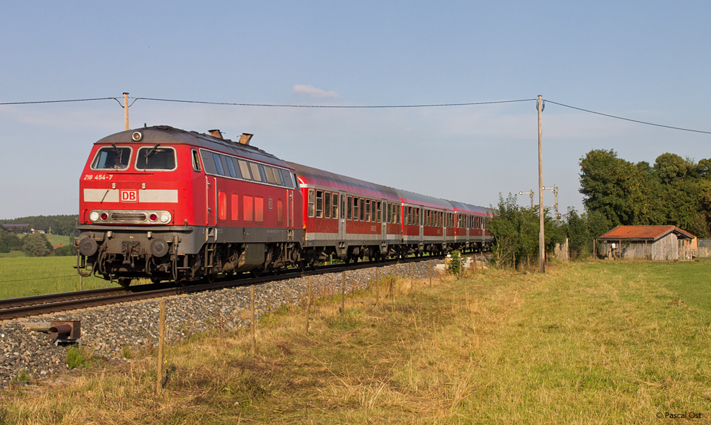 Last but not least noch eine 218 in Sontheim: 218 454-7 vom Werk Kempten beschleunigt ihren RE 57444 (Mnchen Hbf - Memmingen) nach dem Halt in Sontheim (Schwab) wieder, um in wenigen Minuten Memmingen zu erreichen. Aufgenommen am 16. August 2013.
