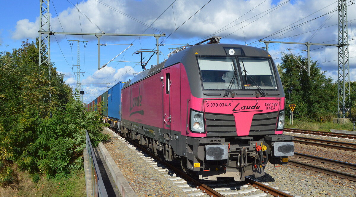 LAUDE SMART INTERMODAL S.A., Toruń [PL] mit  5370 034-8  [NVR-Nummer: 91 51 5370 034-8 PL-LAU] und Containerzug am 12.10.21 Durchfahrt Bf. Golm (Potsdam).