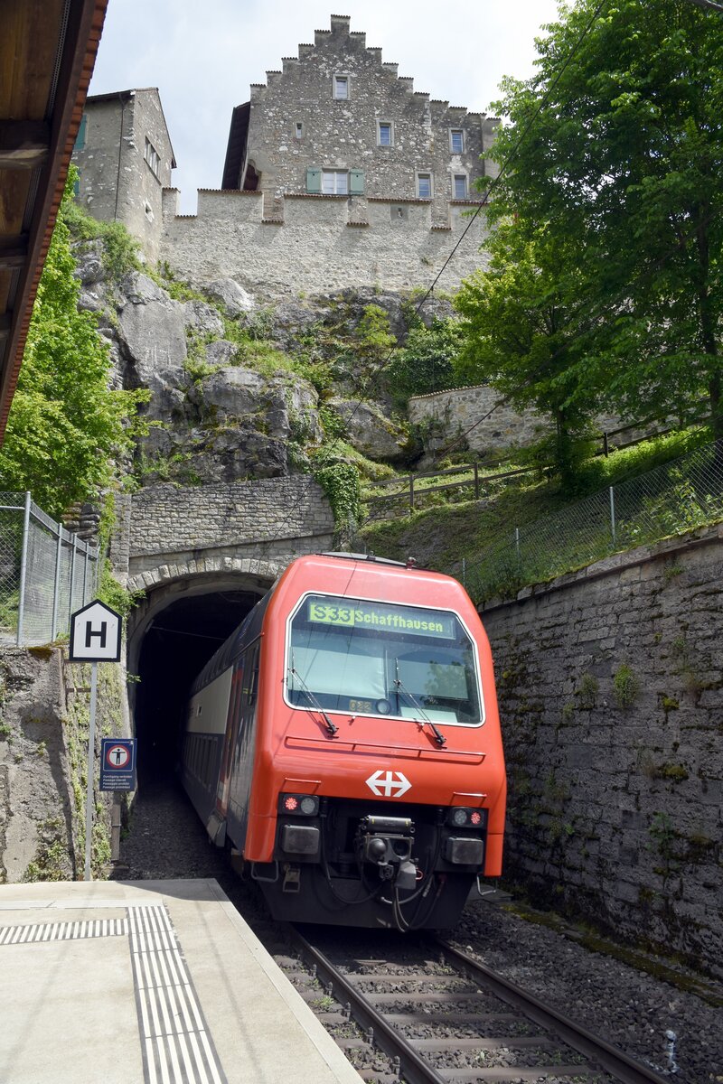 LAUFEN-UHWIESEN (Kanton Zürich), 12.05.2023, ein Doppelstock-Steuerwagen als S33 der S-Bahn Zürich nach Schaffhausen legt sich bei der Ausfahrt aus dem Haltepunkt Schloss Laufen Rheinfall mächtig in die Kurve; die Ausfahrt führt direkt unter Schloss Laufen hindurch