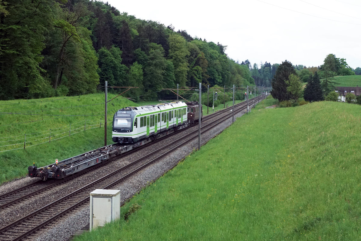 LAUSANNE - ECHALLENS - BERCHER - BAHN/LEB.
Am 28. April 2020 brachte die betagte BLS Re 425 180 aus dem Jahre 1975 den frabrikneuen LEB Be 4/8 mit Baujahr 2020 von Sulgen nach Renens.
Bei sehr schlechtem Wetter wurde die nicht alltägliche Fuhre zwischen Niederbipp und Wangen an der Aare verewigt.
Foto: Walter Ruetsch