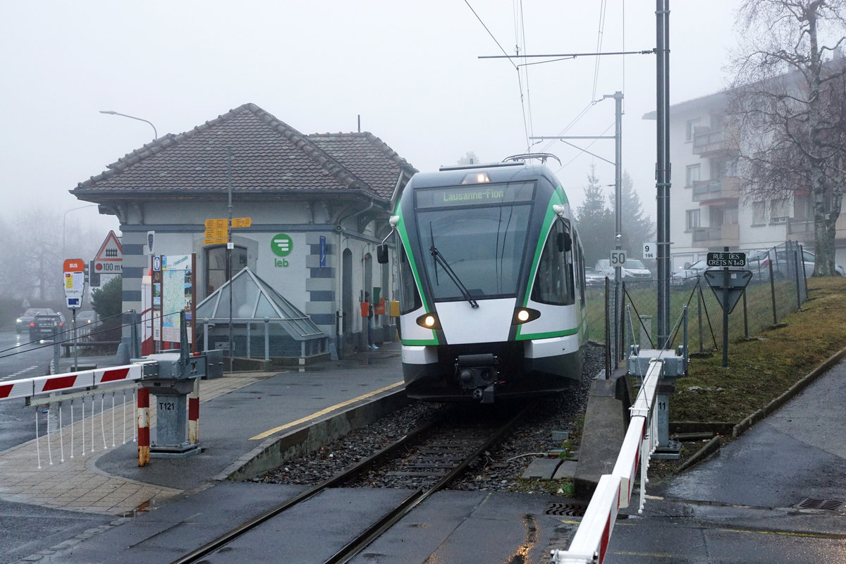 Lausanne Echallens Bercher Bahn/LEB.
ALT UND NEU.
Ein neuzeitlicher RBe 4/8 41-50 beim Passieren der historischen Station Etagnières am 2. Februar 2020.
Foto: Walter Ruetsch
