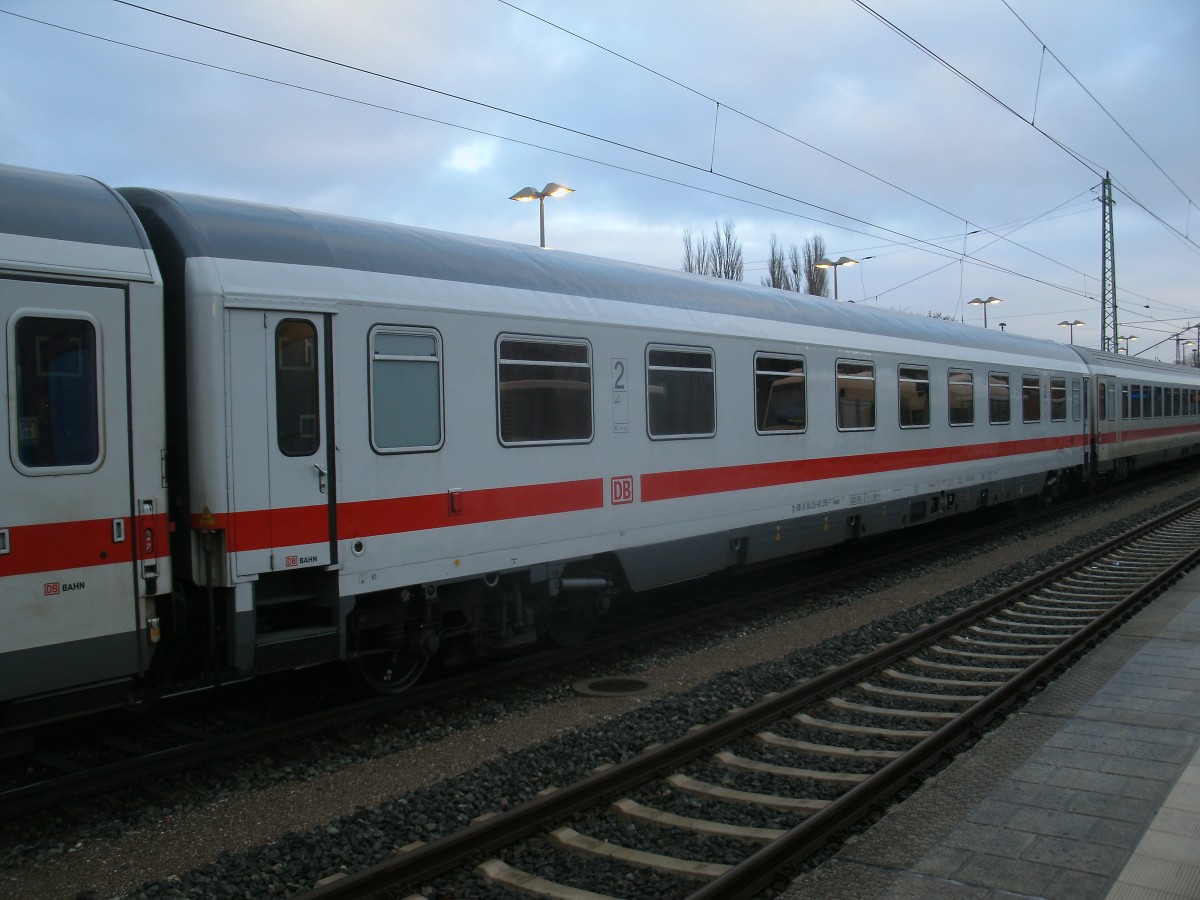 Laut Anschrift heißt dieser Wagen:Bwmz 61 80 29-90 255-7 und war,am 30.Dezember 2013,im IC 2356 Binz-Frankfurt Main Hbf eingereiht.Aufnahme in Bergen/Rügen.