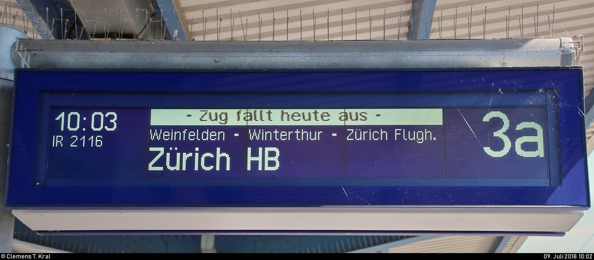 Laut eines Zugzielanzeigers im Bahnhof Konstanz fällt der IR 2116 (IR 75) nach Zürich HB (CH) aus. Auf einer anderen Anzeige heißt es:  Zugverkehr in die Schweiz wurde eingestellt , d.h. es waren auch andere Linien betroffen.
Dies lag wahrscheinlich an einer technischen Störung an der Strecke. In den nächsten Stunden normalisierte sich der Grenzverkehr wieder.
[9.7.2018 | 10:02 Uhr]
