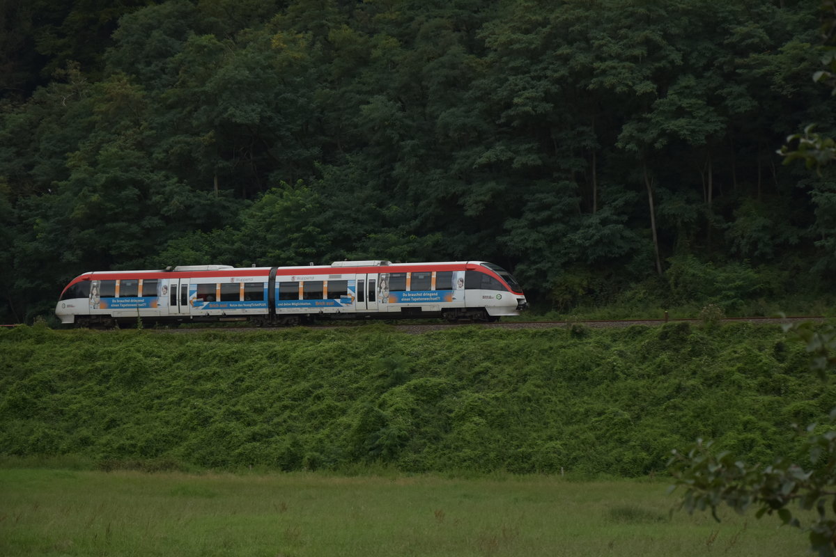 Laut klappernd (hörte sich nach einer heftigen Flachstelle an) auf sich aufmerksam machend ist hier der REGIO-Bahn Triebwagen 1008 bei Haus Morp unterwegs auf seinem Weg nach Mettmann Stadtwald am Abend des 18.8.2017
