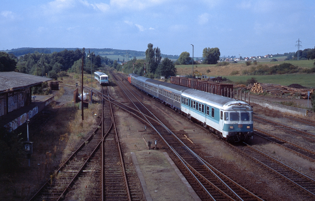 Lauterbach Nord am 7.9.1999. Ein von 215 013 geschobener Wendezug trifft ein, während eine 628-Garnitur vorübergehend auf der früher nach Stockheim führenden Strecke vorübergehend abgestellt ist.
