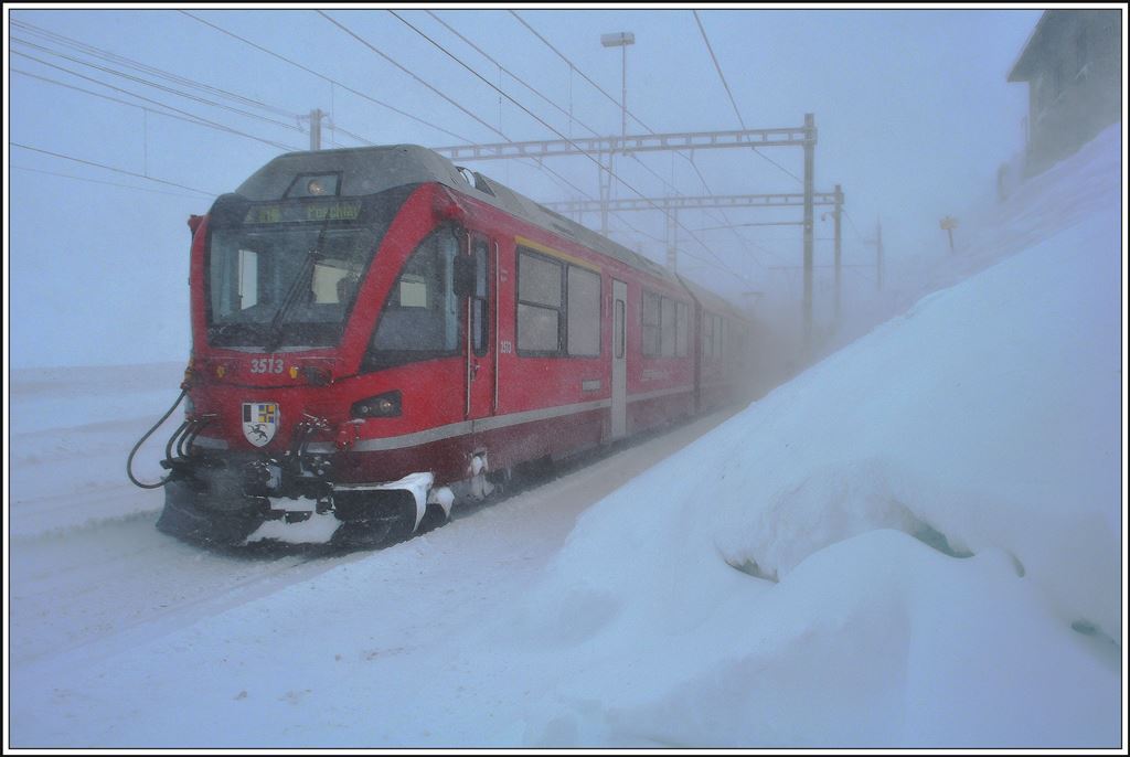 Lautlos taucht R1621 mit ABe 8/12 3513 aus der Nebelsuppe auf. Ospizio Bernina.(05.02.2014)