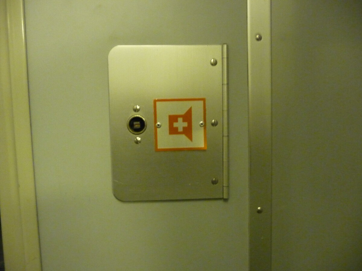 Lautsprecherkasten eines EW III Wagen auf der letzen planmässigen Fahrt mit der Re 420 502 der BLS.
11.12.21