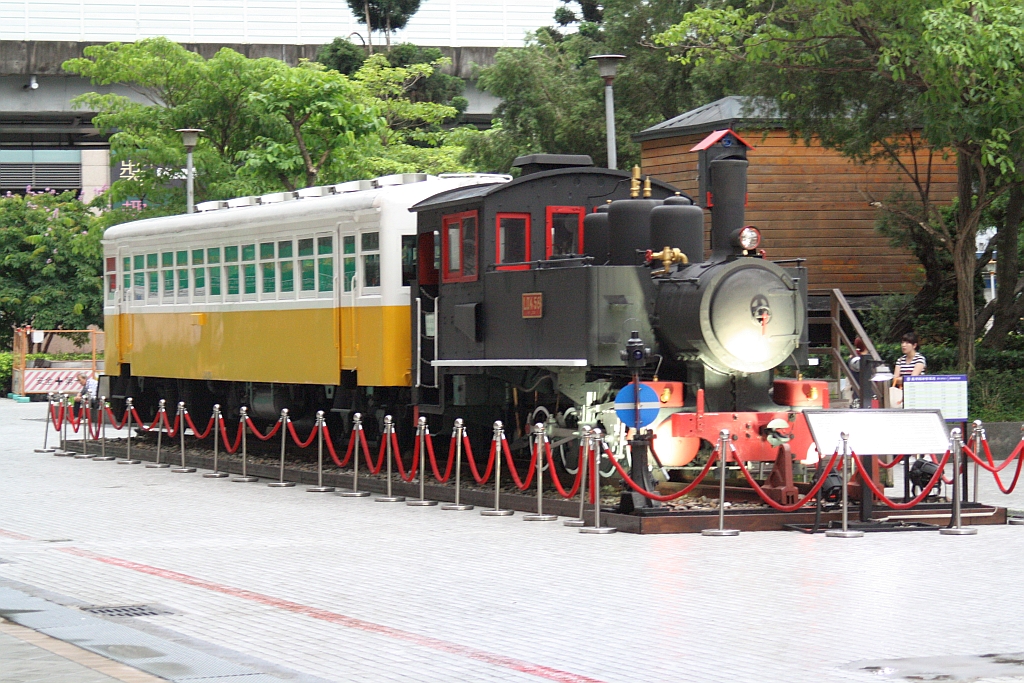 LDK58 und LDR2201, aufgestellt neben der Taipeh Main Station am 09.Juni 2014.