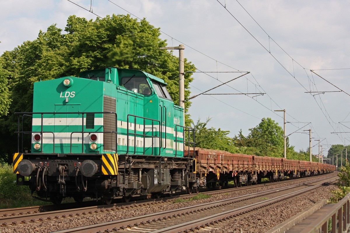 LDS 203 127 am 4.6.13 mit einem Flachwagenzug bei Br�hl.