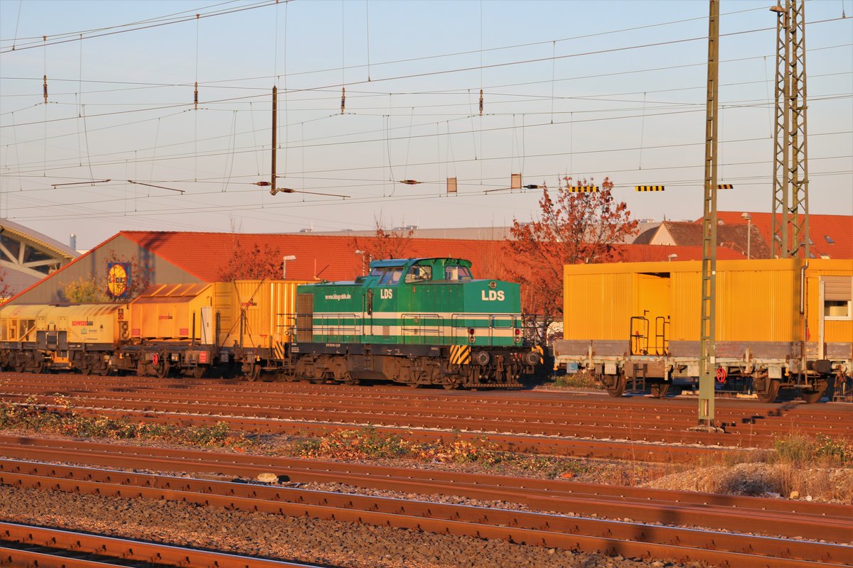 LDS GmbH 293 501-3 am 17.11.18 in Bad Vilbel Bahnhof vom Bahnsteig aus mit Zoom fotografiert. Zur Zeit fährt die Lok für Schweerbau