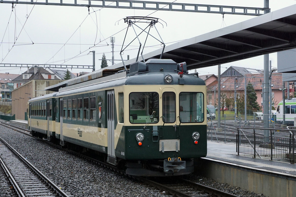 Le LEB des sixties adieu.
Lausanne Echallens Bercher Bahn/LEB.
Durch die Inbetriebnahme von weiteren neuen Stadler Zügen konnte nun das Rollmaterial aus dem Jahre 1966 endgültig aus dem Betrieb zurückgezogen werden.
Am 2. Februar 2020 fanden die Abschiedsfahrten auf der gesamten Strecke Lausanne Flon – Bercher statt.
Leider war das Wetter dabei so traurig wie der Abschied.
Echallens, 2. Februar 2020.
Foto: Walter Ruetsch