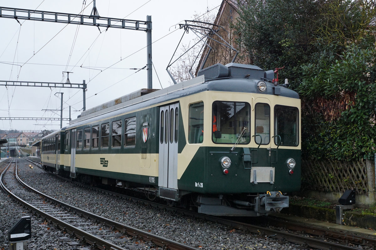 Le LEB des sixties adieu.
Lausanne Echallens Bercher Bahn/LEB.
Durch die Inbetriebnahme von weiteren neuen Stadler Zügen konnte nun das Rollmaterial aus dem Jahre 1966 endgültig aus dem Betrieb zurückgezogen werden.
Am 2. Februar 2020 fanden die Abschiedsfahrten auf der gesamten Strecke Lausanne Flon – Bercher statt.
Leider war das Wetter dabei so traurig wie der Abschied.
Lausanne-Flon, 27. Dezember 2019.
Echallens, 2. Februar 2020.
Foto: Walter Ruetsch