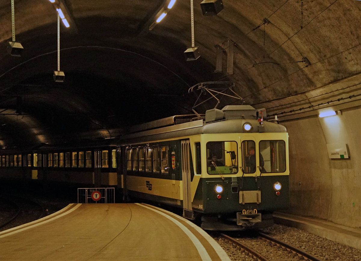 Le LEB des sixties adieu.Lausanne Echallens Bercher Bahn/LEB.
Durch die Inbetriebnahme von weiteren neuen Stadler Zügen konnte nun das Rollmaterial aus dem Jahre 1966 endgültig aus dem Betrieb zurückgezogen werden.
Am 2. Februar 2020 fanden die Abschiedsfahrten auf der gesamten Strecke Lausanne Flon – Bercher statt.
Leider war das Wetter dabei so traurig wie der Abschied.
Lausanne-Flon, 27. Dezember 2019.
Foto: Walter Ruetsch
