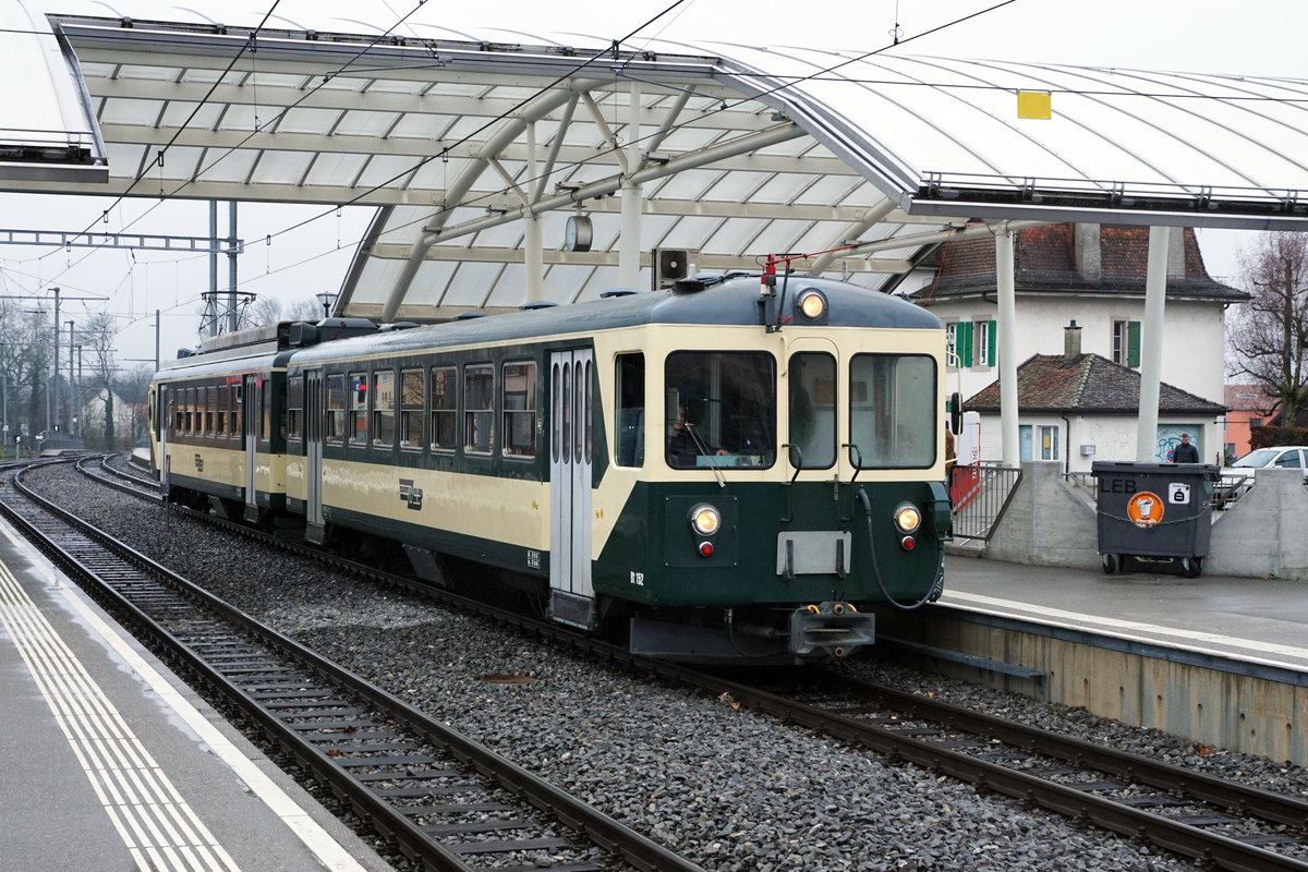 Le LEB des sixties adieu.
Lausanne Echallens Bercher Bahn/LEB.
Durch die Inbetriebnahme von weiteren neuen Stadler Zügen konnte nun das Rollmaterial aus dem Jahre 1966 endgültig aus dem Betrieb zurückgezogen werden.
Am 2. Februar 2020 fanden die Abschiedsfahrten auf der gesamten Strecke Lausanne Flon – Bercher statt.
Leider war das Wetter dabei so traurig wie der Abschied.
Chesaux, 2. Februar 2020.
Foto: Walter Ruetsch