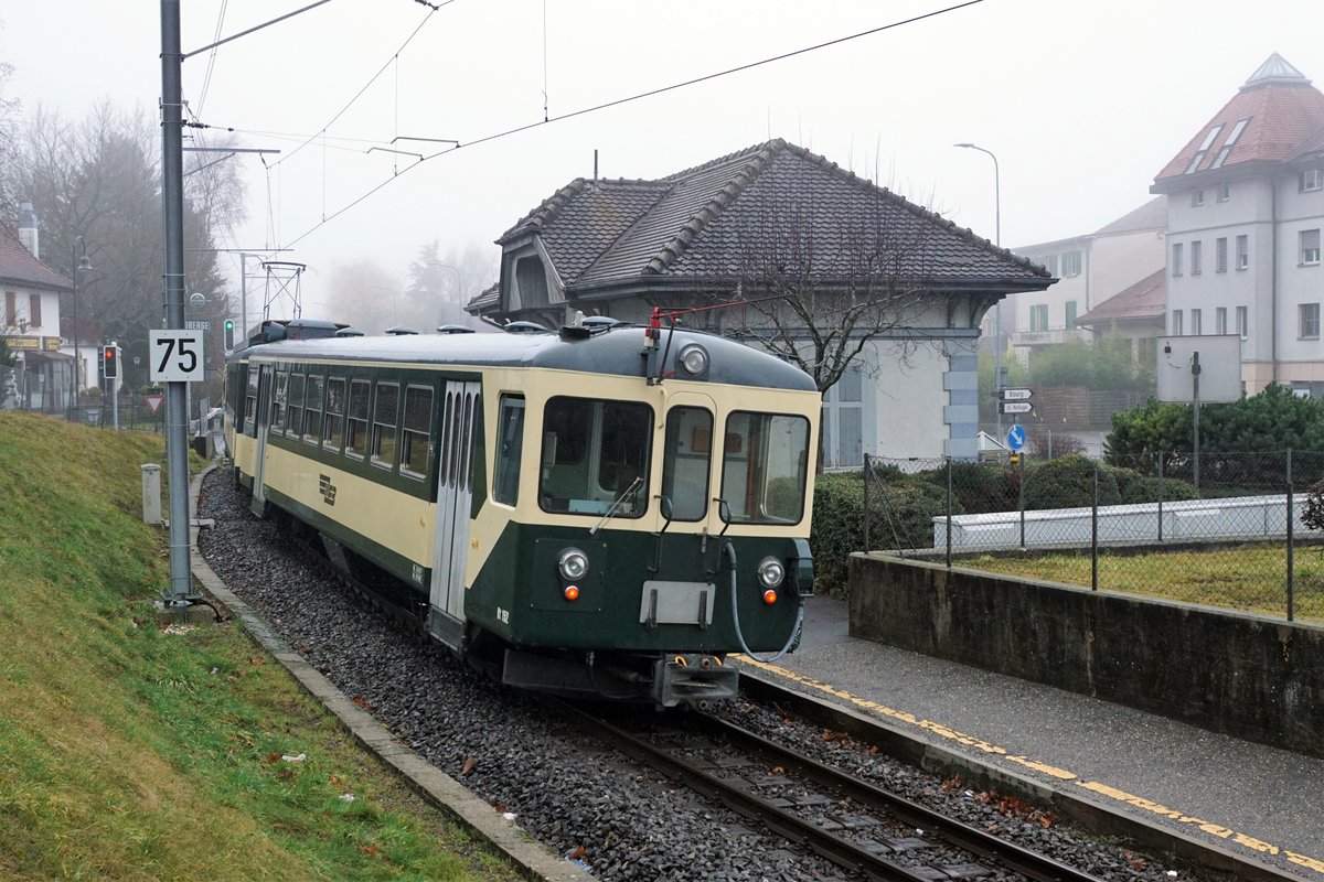 Le LEB des sixties adieu.
Lausanne Echallens Bercher Bahn/LEB.
Durch die Inbetriebnahme von weiteren neuen Stadler Zügen konnte nun das Rollmaterial aus dem Jahre 1966 endgültig aus dem Betrieb zurückgezogen werden.
Am 2. Februar 2020 fanden die Abschiedsfahrten auf der gesamten Strecke Lausanne Flon – Bercher statt.
Leider war das Wetter dabei so traurig wie der Abschied.
Etagnières, 2. Februar 2020.
Foto: Walter Ruetsch