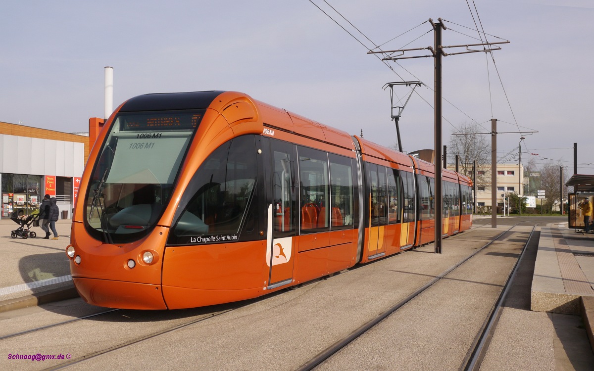 Le Mans Tram SETRAM-1006(Citadis302 Alstom2007)unterwegs auf der Ligne T1 am Endhalt Université.
2016-02-28 Le-Mans Université
