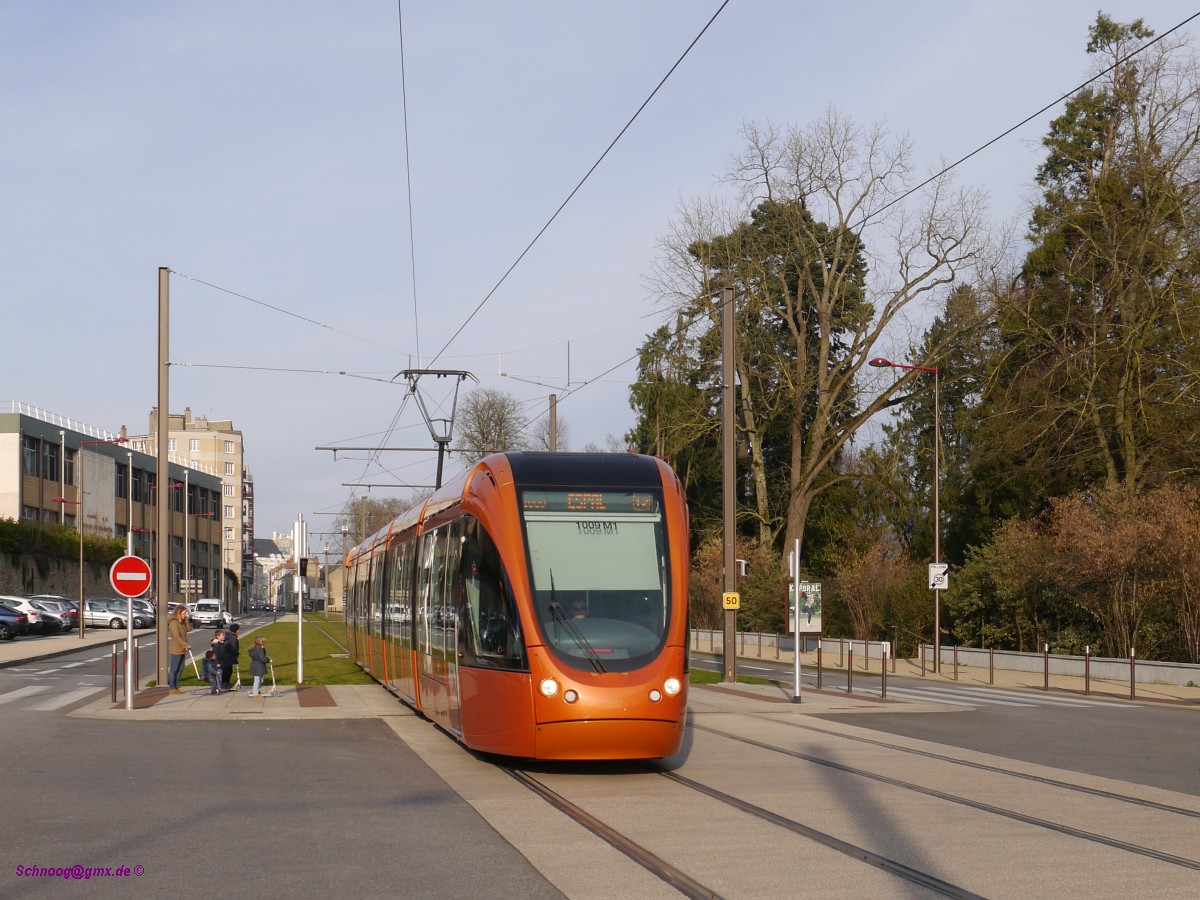Le Mans Tram SETRAM-1009(Citadis302 Alstom2007)ist unterwegs auf der Ligne T2 kurz vor der Haltestelle Jacobins-Quinconces. 
2016-02-28 Le Mans Avenue-de-Paderborn