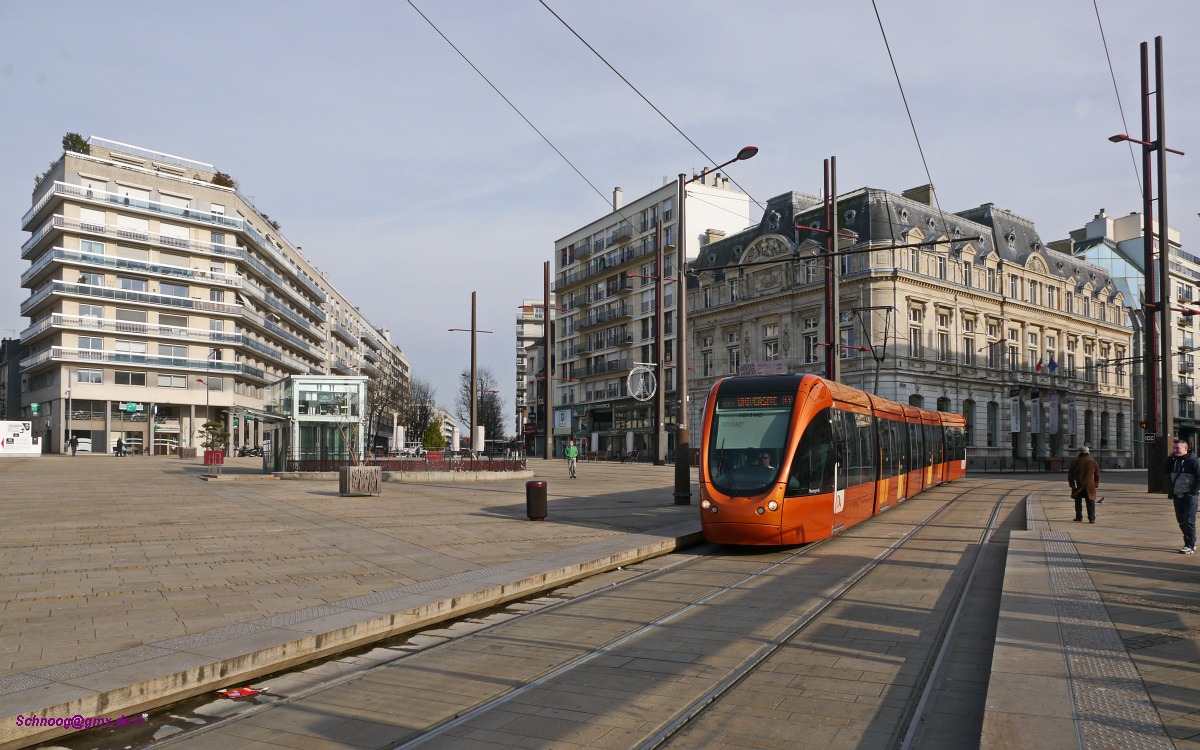 Le Mans Tram SETRAM-1013 (Citadis302 Alstom2007) ist hier am zentral gelegenenen Place de la République unterwegs auf der Ligne T1 Richtung Université.
2016-02-28 Le Mans République

