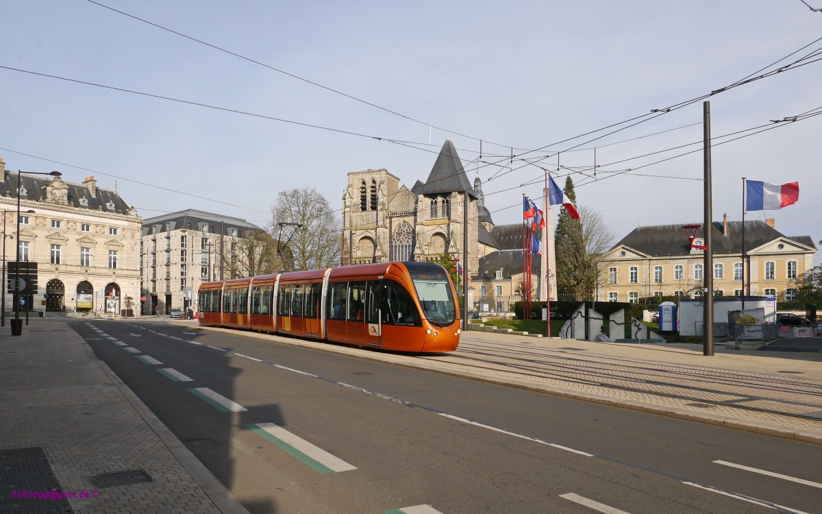 Le Mans Tram SETRAM-1018(Citadis302 Alstom2007)unterwegs auf der Ligne T1 Richtung Antarès-MMArena.
2016-02-28 Le Mans Place-Aristide-Briand
