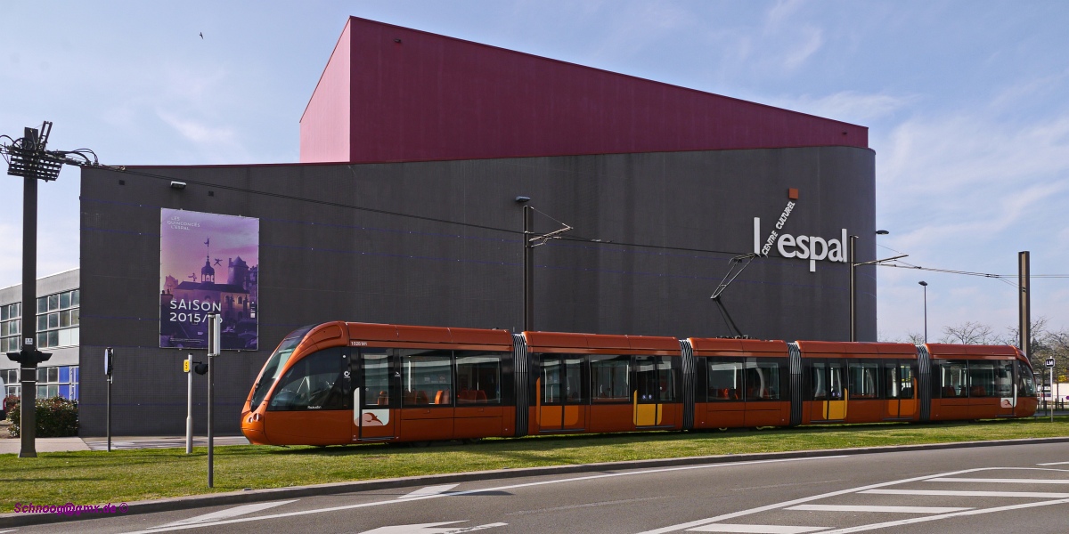 Le Mans Tram SETRAM-1028 (Citadis302 Alstom2013) vor dem Kulturzentrum L´ESPAL. Hier befindet sich der Endhalt Espal - Arche de la nature der Ligne T2. 
2016-02-28 Le-Mans Espal - Arche de la nature