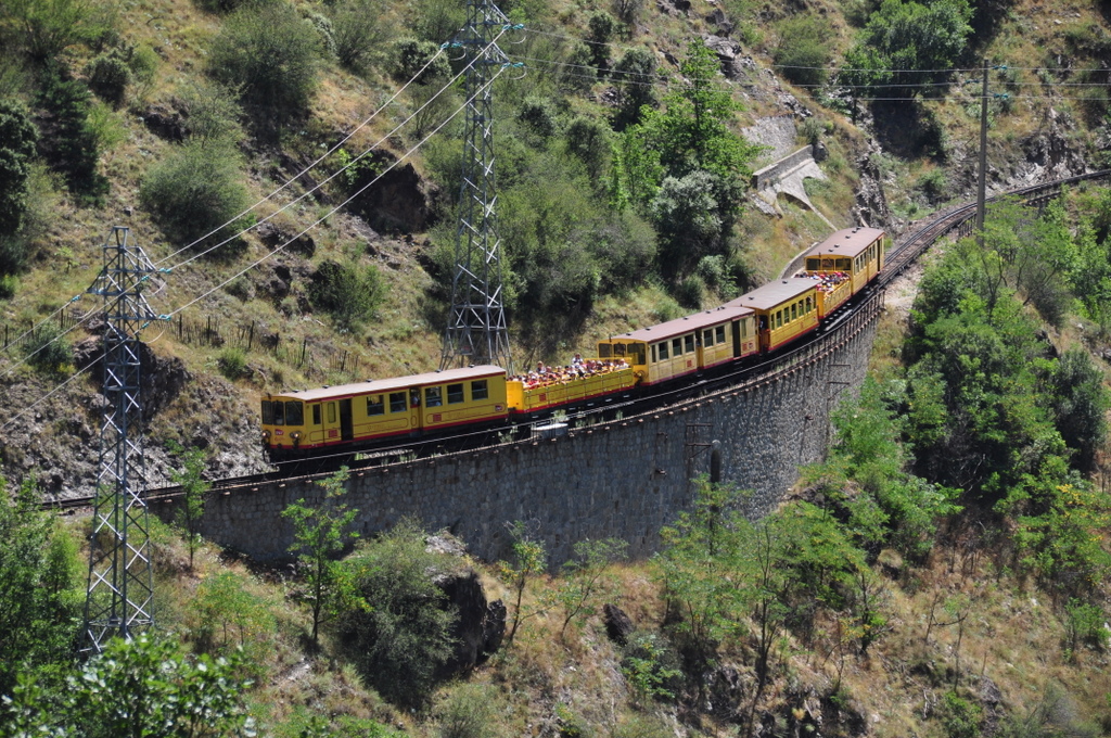 Le Petit Train Jaune in Hhe etwa von Canaveilles in Sdfrankreich. Wunderschn landschaftlich gelegene etwa 60 Kilometer langen Strecke zwischen Villefranche–Vernet-les-Bains und Latour-de-Carol. Die Bahn wird mittels einer Seitenstromschiene und 850V Gleichstrom betrieben. Die Spurweite ist 100cm. Die offizielle Bezeichnung lautet Ligne de Cerdagne. Auch unter  Pyrenenmetro  bekannt.