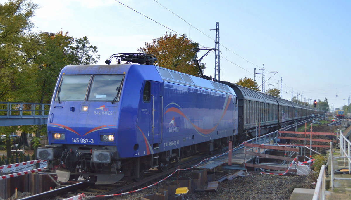 Leasinglok von SRI Rail Invest GmbH [D]  145 087-3  [NVR-Nummer: 91 80 6145 087-3 D-SRI], der aktuelle Mieter ist LOCON , mit einem gemischten Güterzug (Schiebewandwagen + Container) am 09.10.19 Berlin Karow Richtung Nordosten.