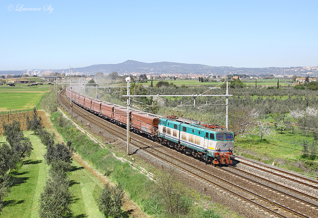 Leaving a trail of limestone dust, E.655 514 passes Vada whilst working SerFer train 56625 from Rosignano to San Vincenzo, 15 April 2013