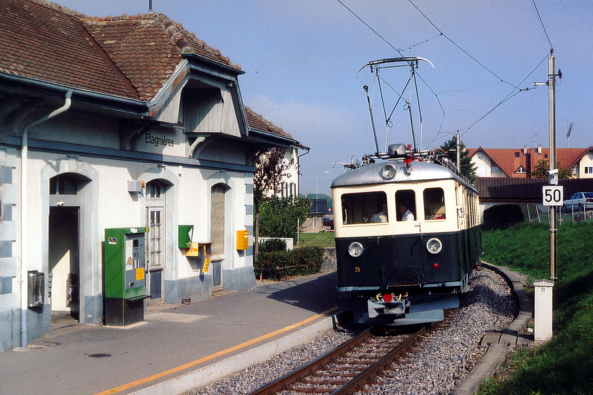 LEB: Auf der Fahrt nach Lausanne wurde der BDe 4/4 25 im Mai 2001 anlässlich der Bahnhofsdurchfahrt Etagnières fotografiert.
Foto: Walter Ruetsch