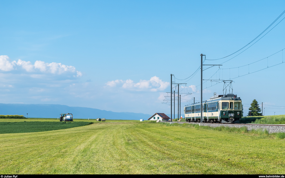 LEB Be 4/4 27 mit Pendel am 17. Mai 2017 als Schnellzug 49 zwischen Sugnens und Fey. <br>
Auch nach Ablieferung der zweiten Serie RBe 4/8 stehen die beiden Be-4/4-Pendel im werktäglichen Einsatz auf den abendlichen Schnellzügen 49 und 51 (und am Morgen in der Gegenrichtung).