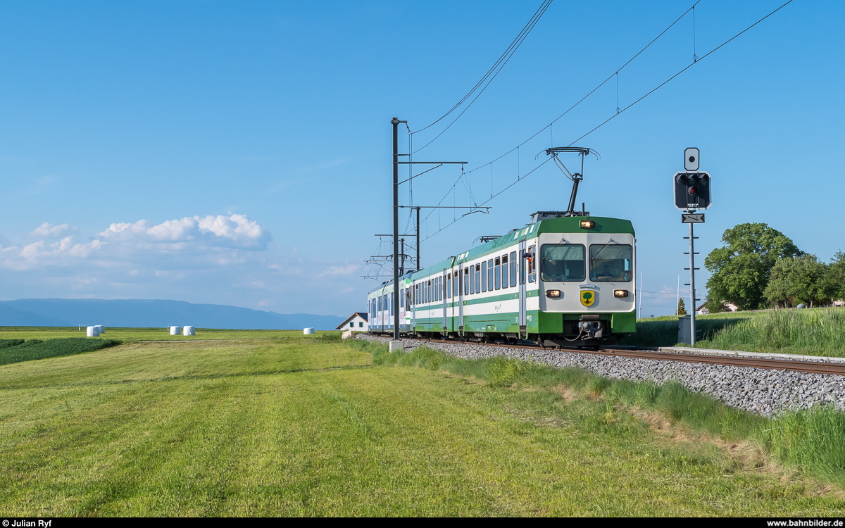 LEB Be 4/8 32  Echallens  zusammen mit einem RBe 4/8 am 17. Mai 2017 als Regio zwischen Fey und Sugnens.