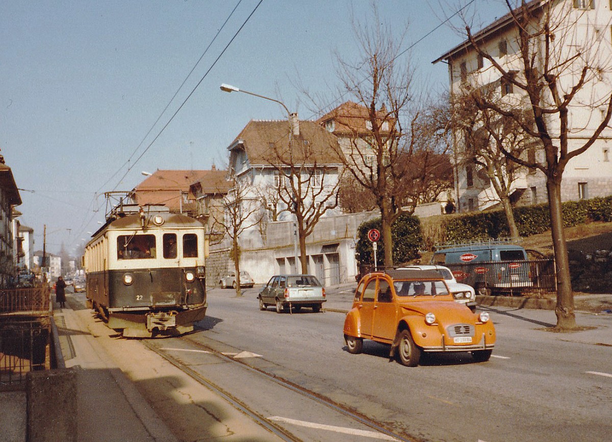 LEB: Bei der LEB handelt es sich um die erste Schmalspurbahn der Schweiz. Sie bedient den vorwiegend landwirtschaftlich bedeutenden  Gros de Vaud  und hat sich im Lauf der Jahre vom altmodischen Überlandbähnlein zum modernen Transportunternehmen entwickelt. Der Güterverkehr wurde im Jahre 1970 eingestellt. Im Februar 1979 rumpelte ein schwach frequentierter Zug, bestehend aus dem BDe 4/4 21-23 (1935) auf dem gefährlichen Strassenbahnabschnitt bei Lausanne dem Endbahnhof Lausanne-CHAUDERON entgegen. Von den drei Triebwagen hat je einer bei der LEB und der NStCM überlebt.
Foto: Walter Ruetsch   