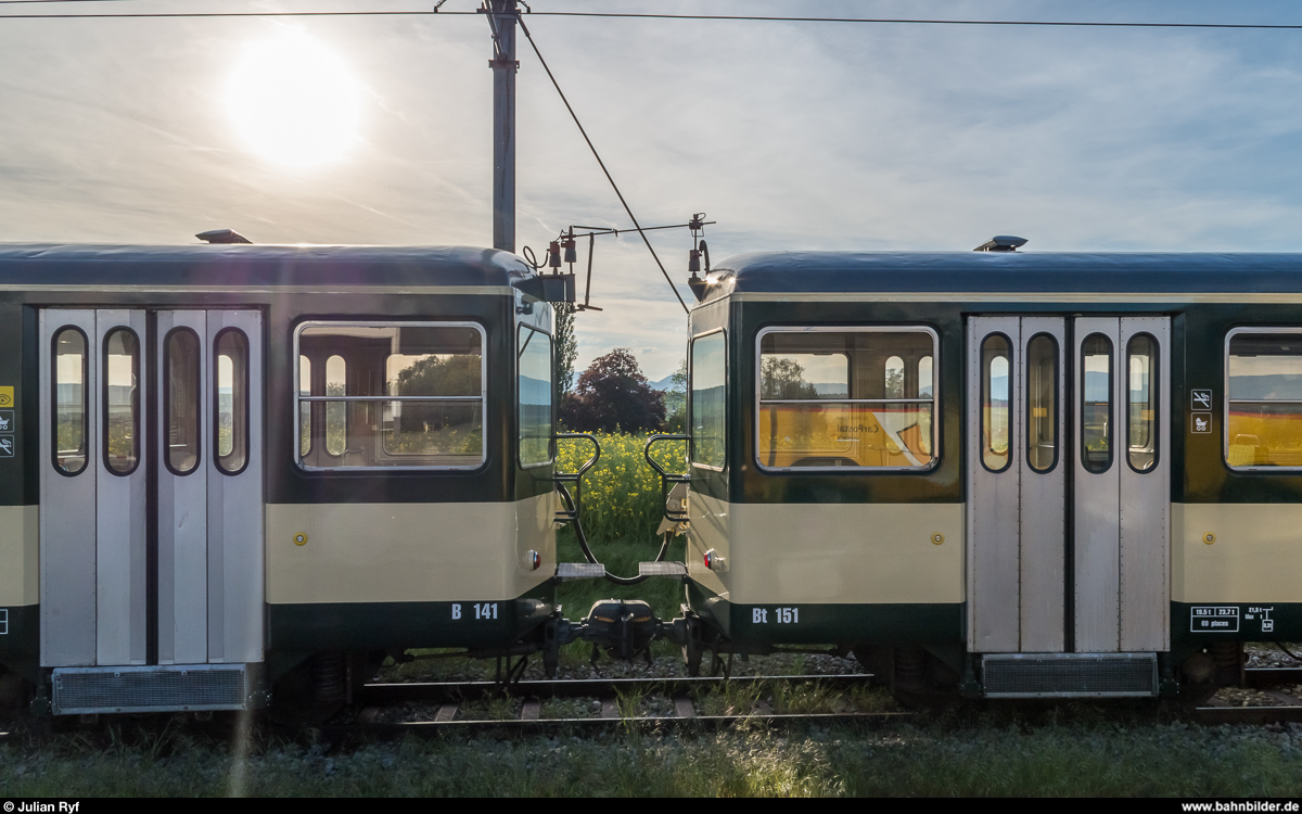 LEB: Detailansicht des Wagenübergangs im Be-4/4-Pendel. Zu beachten ist insbesondere die Kupplung der Zugsammelschiene per Dachrute. Aufgenommen in Bercher am 17. Mai 2017.