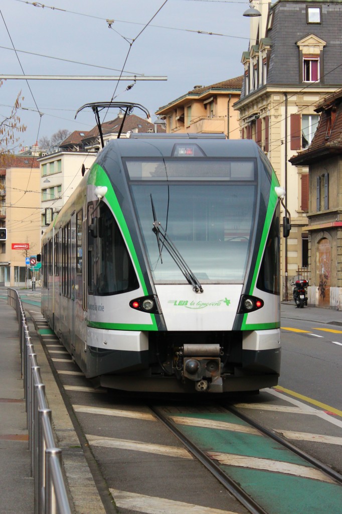 LEB RBe 4/8 44  - spielt Tram in Lausanne - auf dem Weg nach Cheseaux. 01.02.2014