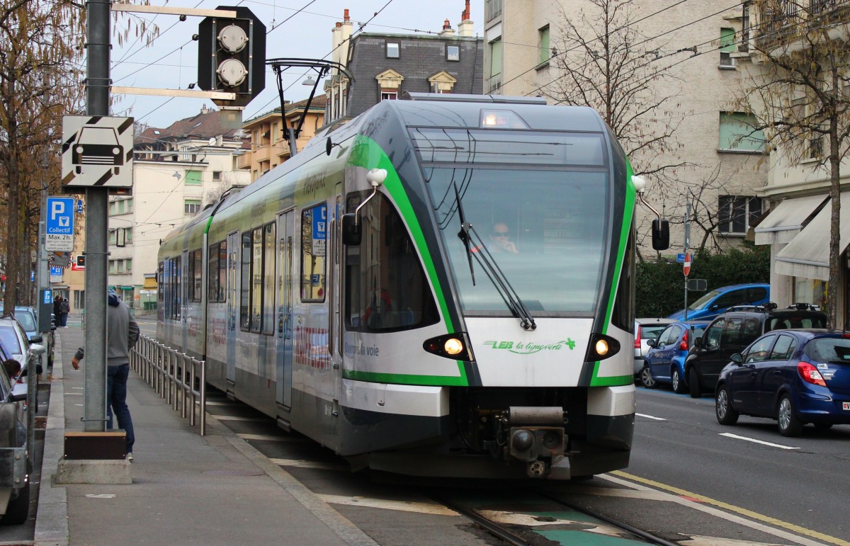 LEB RBe 4/8 44 taucht gleich in den Untergrund Richtung Lausanne-Flon. 01.02.2014