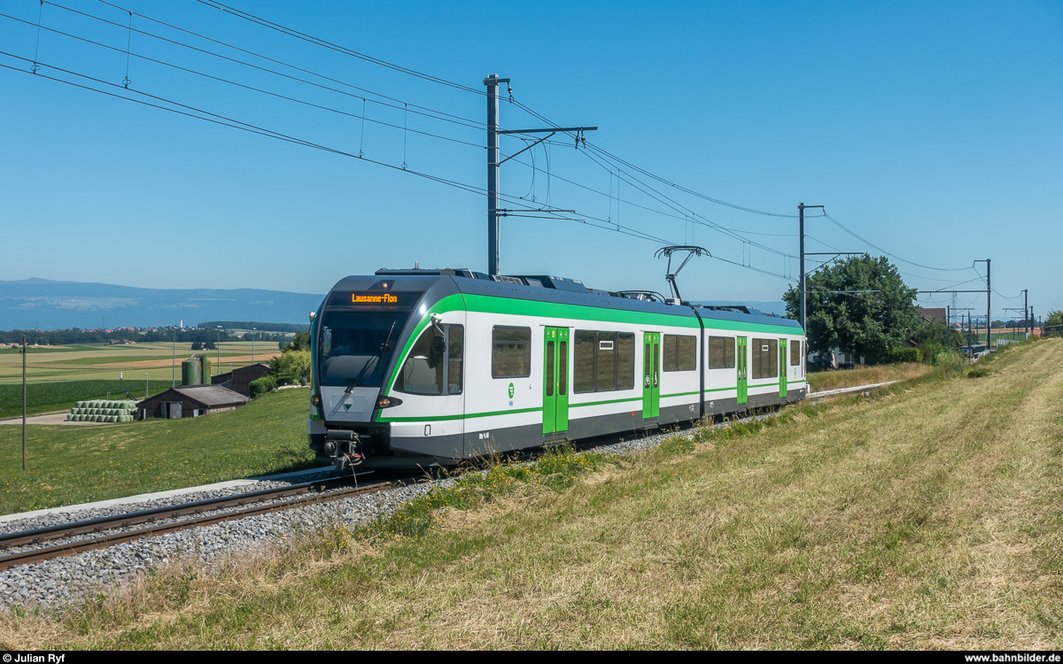 LEB RBe 4/8 50 als Regio Bercher - Lausanne-Flon am 23. Juni 2018 bei Assens.
Man beachte das neue Logo der LEB.