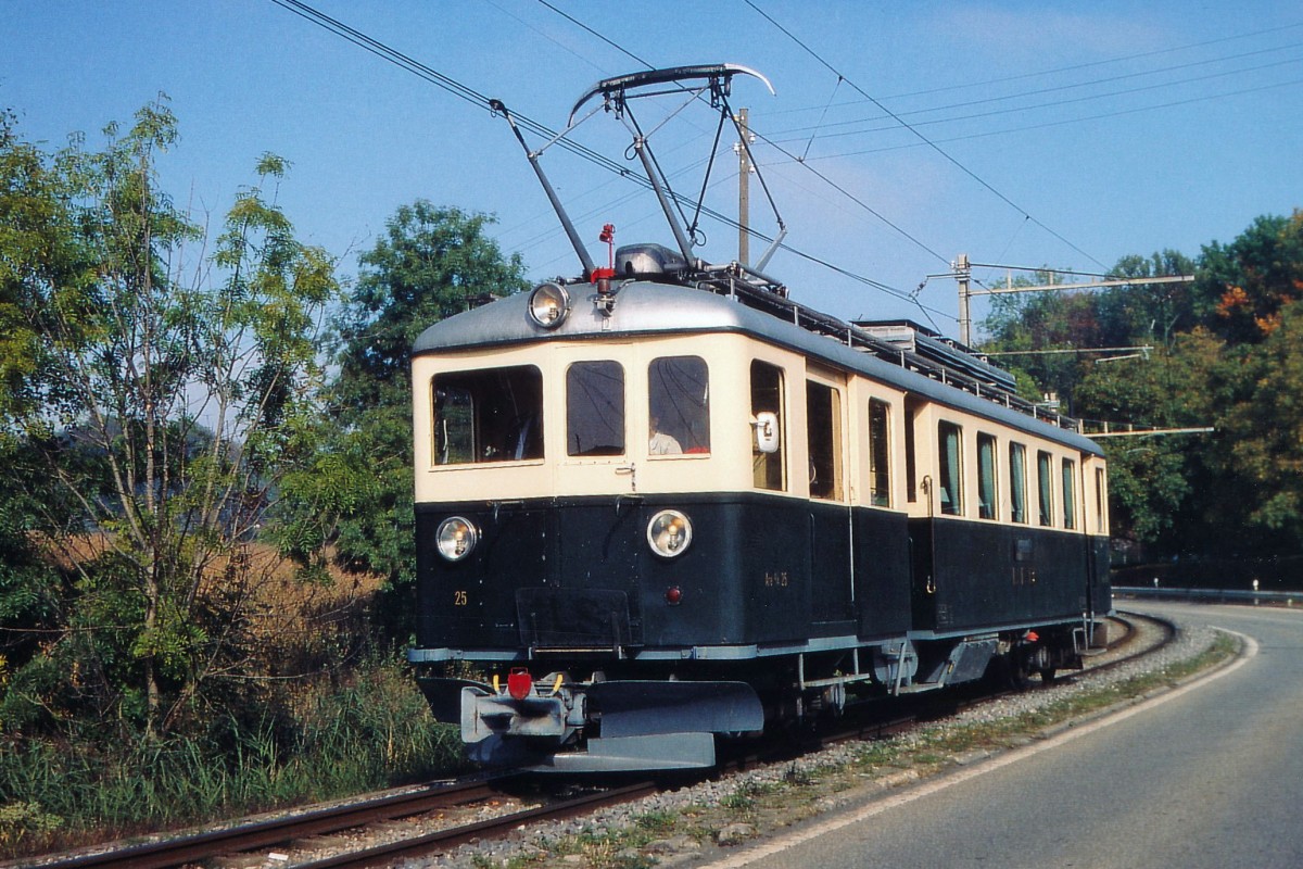 LEB: Sonderzug mit dem Are 4/4 25 (ehemals BDe 4/4 25, 1947) auf der Fahrt nach Lausanne im Juni 2005.
Foto: Walter Ruetsch