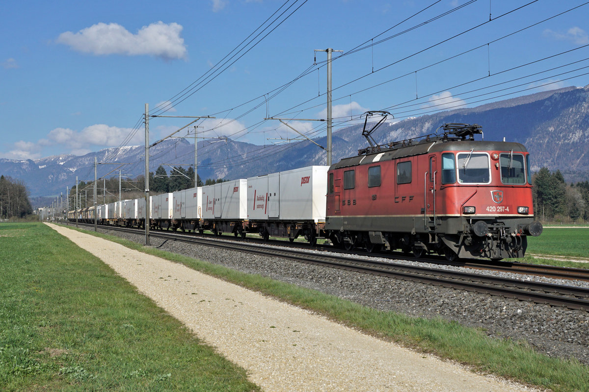 Lebensmittelzug mit Re 420 297-4 bei Deitingen am 14. April 2021.
Foto: Walter Ruetsch