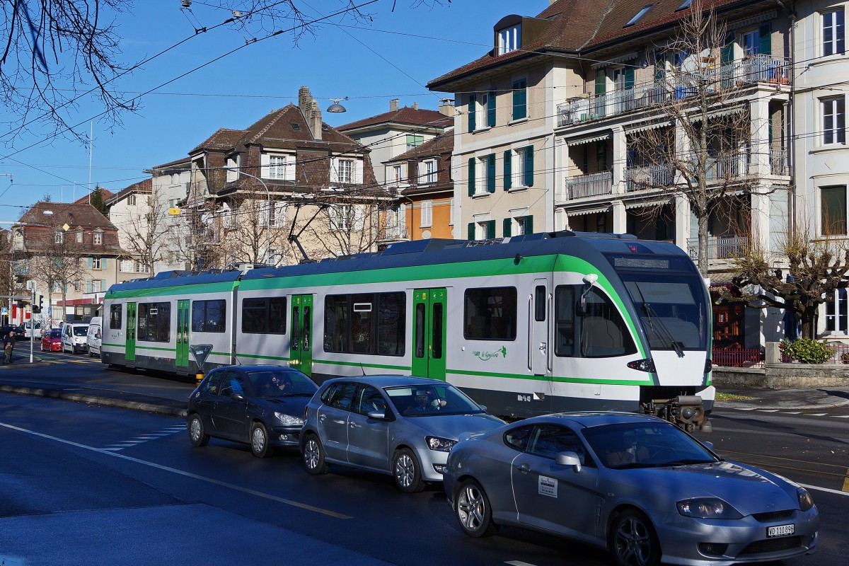 LEB/TL: Da die Lausanner Verkehrsbetriebe TL die LEB übernommen haben, hat die Stadt Lausanne wieder eine Strassenbahn. Auf dem Strassenbahnabschnitt in Lausanne muss sie die Strasse mit den Autos teilen. Das wird auch in Zukunft so bleiben. Es stellt sich nun nur noch die Frage, ab wann die ersten ex LEB Triebzüge in den TL-Farben erscheinen ?
Die Aufnahme ist am 23. Dezember 2013 in Lausanne entstanden.
Foto: Walter Ruetsch 