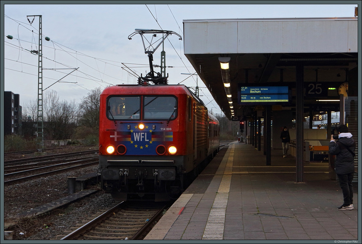 Lediglich aus 114 006 und einem Steuerwagen der WFL besteht am 19.02.2022 der Ersatzzug für die RB 46. Hier steht der Zug in Gelsenkirchen zur Rückfahrt nach Bochum bereit.