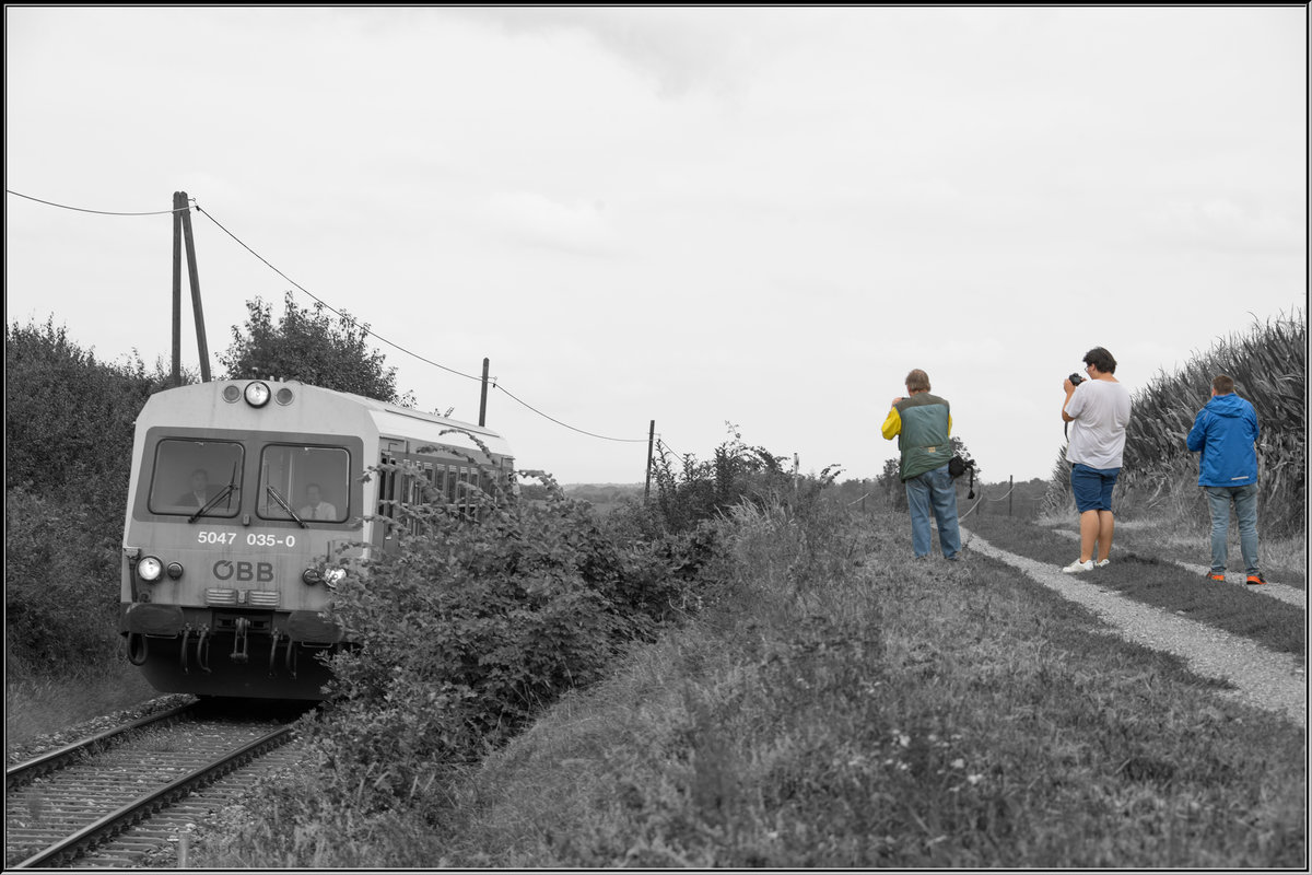 Lediglich eine kleine Gruppe Hobbyfotografen verfolgte den Zug. 
Einige Bilder haben Sie sicher geschossen wenn auch das Fahrzeug noch nicht ganz so Uralt ist . 
14.09.2019
