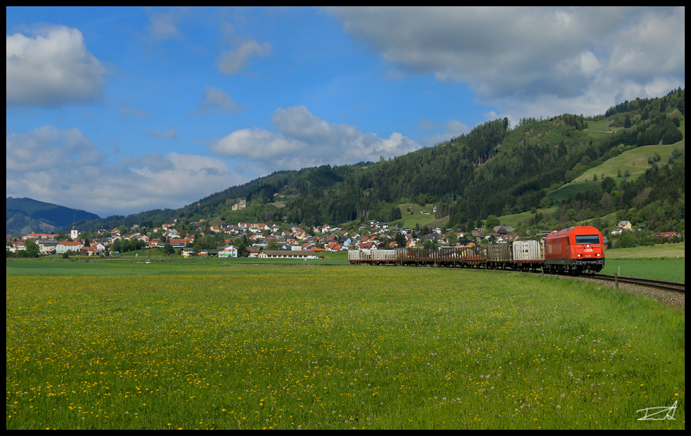 Leere Holzwagen befördet die 2016.089 mit dem 63609 von Pöls nach Zeltweg, im Hintergrund ist Fohnsdorf im Murtal erkennbar. 10.05.2017 Fohnsdorf