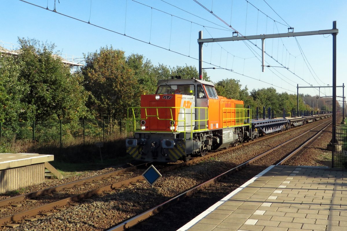 Leeren Gleisbauzug mit RTS 1018 durchfahrt am 5 November 2020 Tilburg-Reeshof.