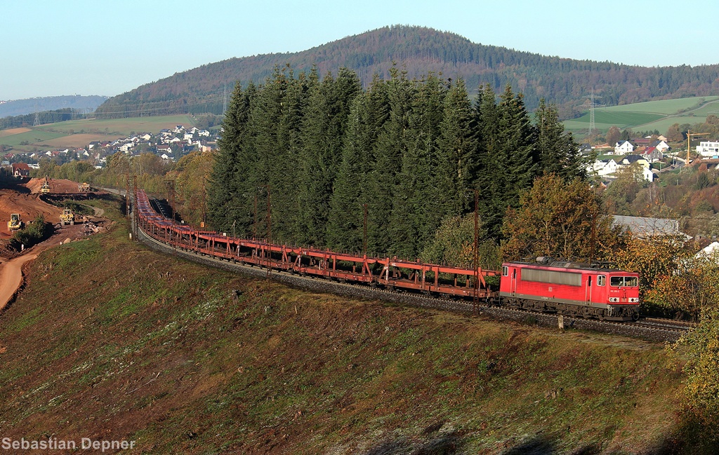 Leerer Autozug gezogen von 155 010 am 31.10.13 bei Hain im Spessart Richtung Gemnden