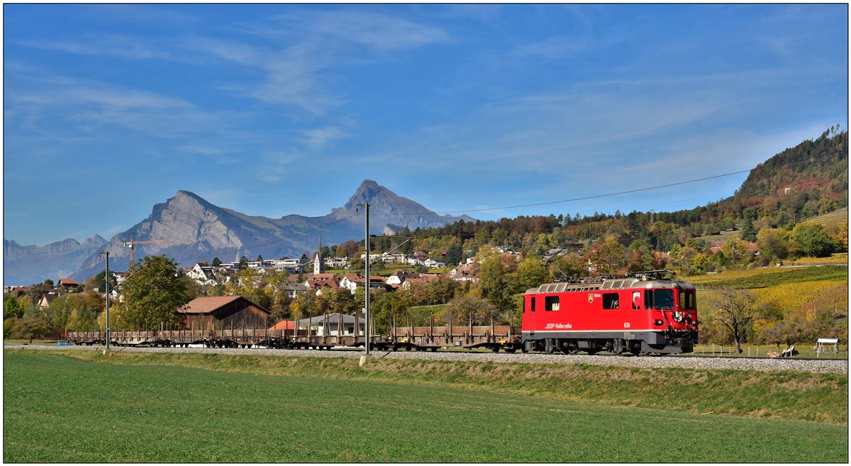 Leerer Holzzug mit Ge 4/4 II 626  Malans  mit Gonzen und Gauschla bei Malans. (25.10.2018)