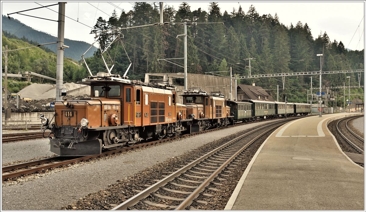 Leermaterialzug nach Landquart mit Ge 6/6 I 414 und 415 bei der Abfahrt in Reichenau-Tamins. (23.06.2017)