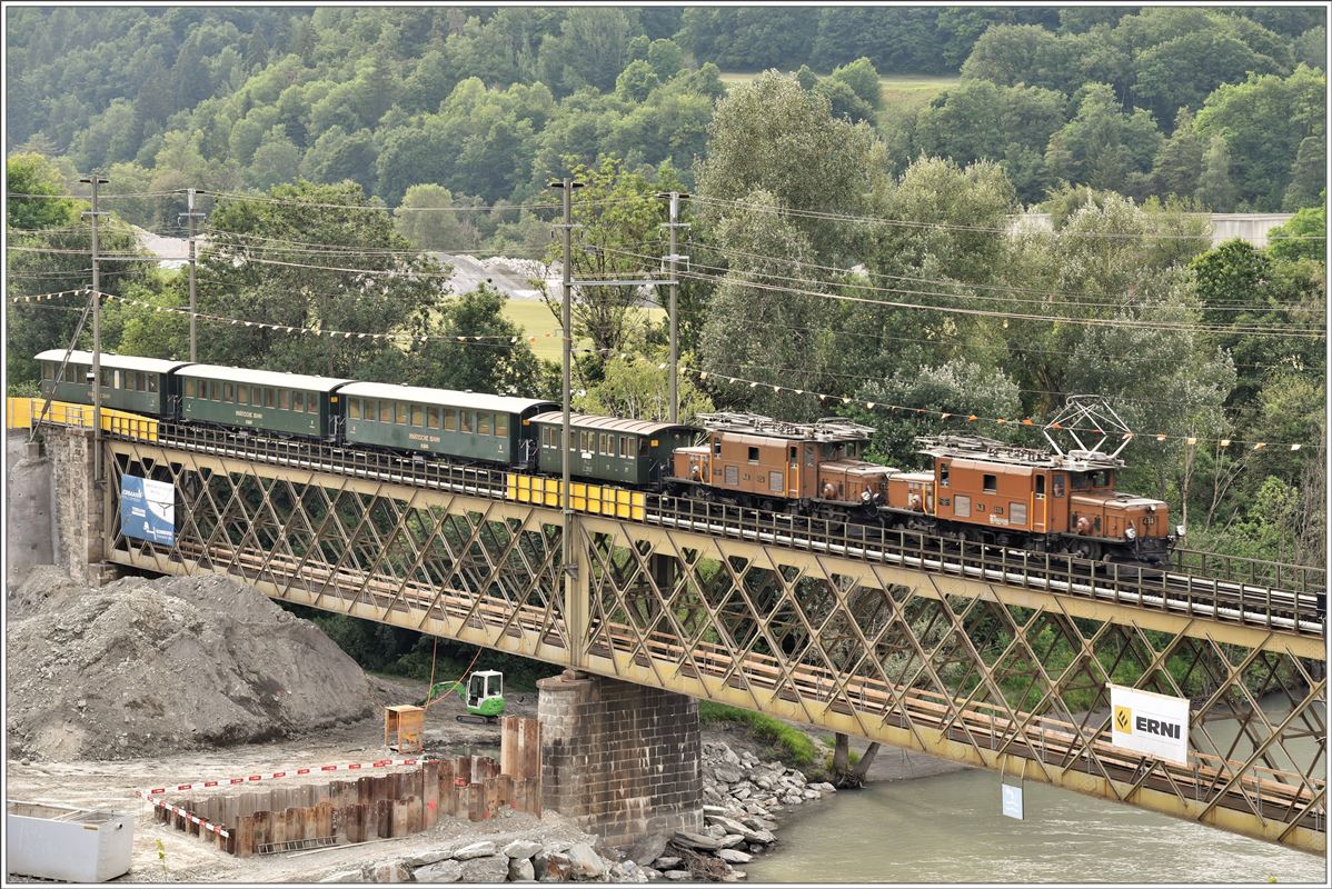 Leermaterialzug nach Landquart mit Ge 6/6 I 414 und 415 auf der Hinterrheinbrücke in Reichenau-Tamins. (23.06.2017)