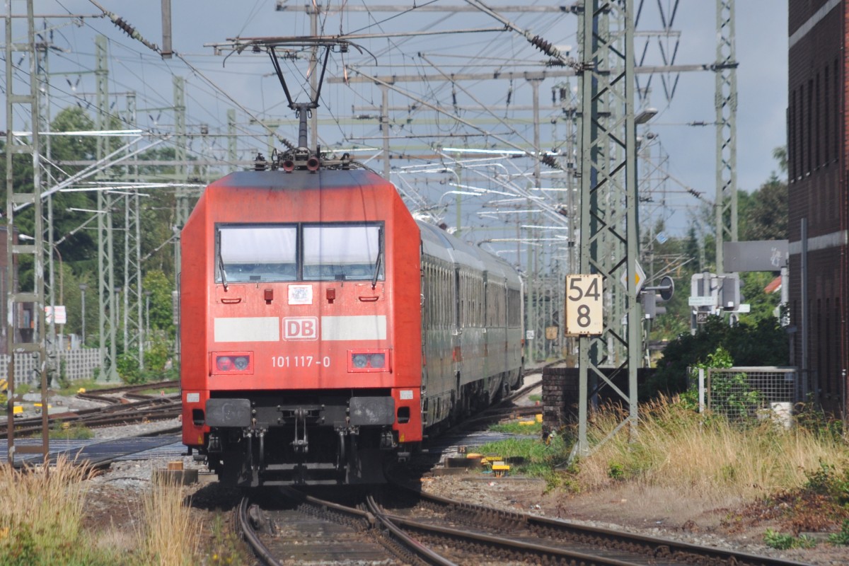 LEER/Ostfriesland (Landkreis Leer), 18.08.2013, 101 117-0 mit IC 2432 nach Norddeich Mole bei der Ausfahrt