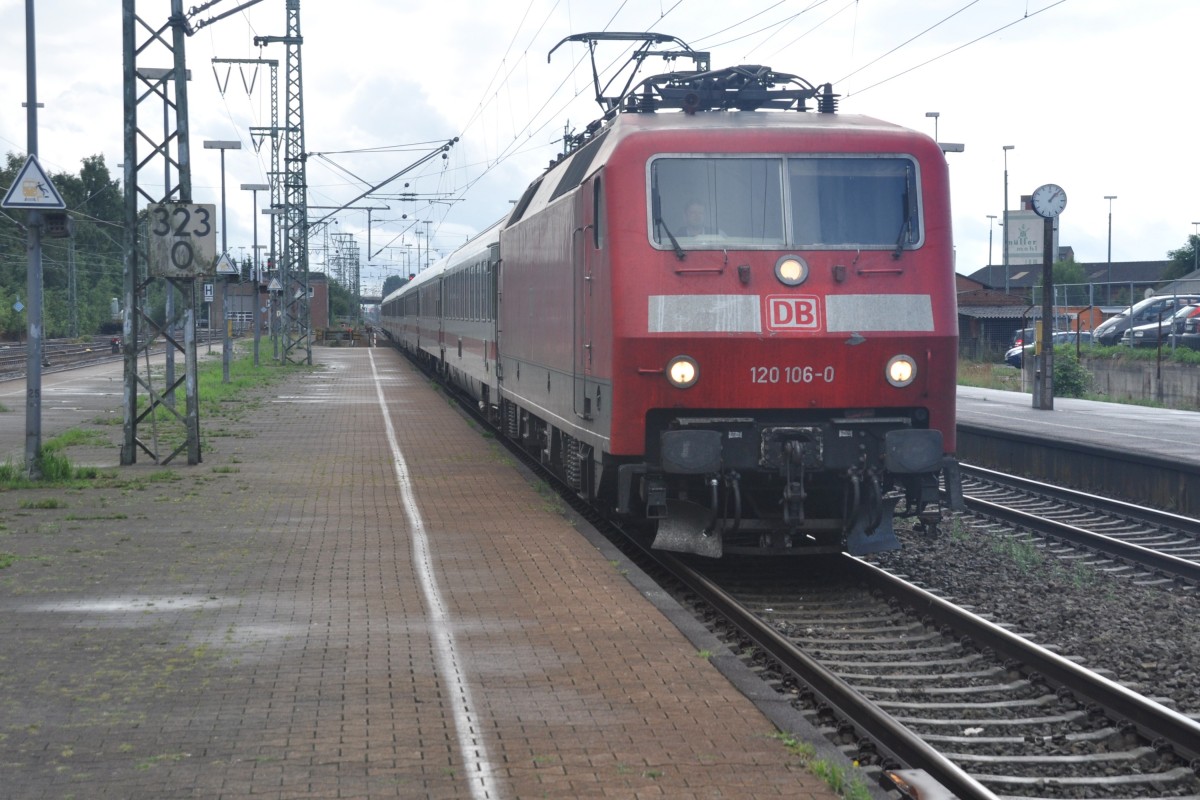 LEER/Ostfriesland (Landkreis Leer), 18.08.2013, 120 106-0 als IC 131 nach Emden Außenhafen bei der Einfahrt