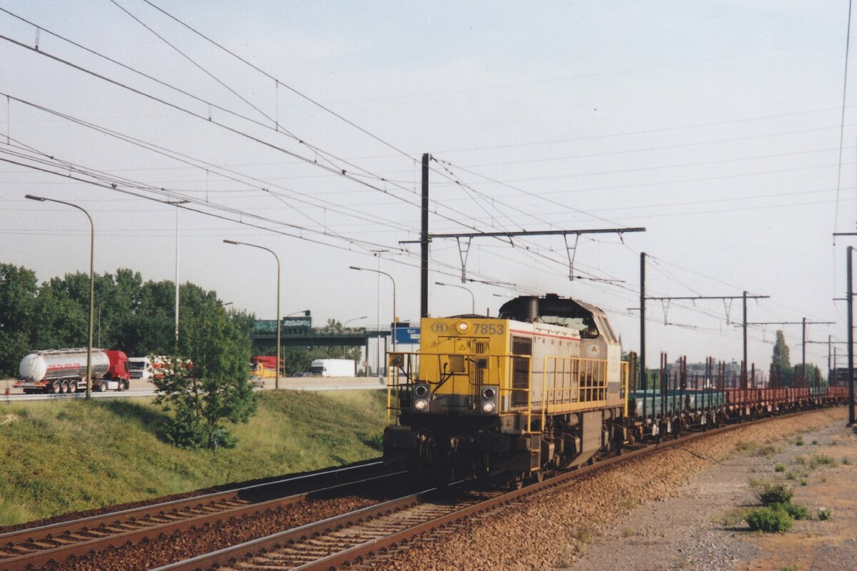 Leerzug mit 7853 passiert am 10 Juni 2006 der am Bahnsteig stehender Fotograf in Antwerpen-Luchtbal.