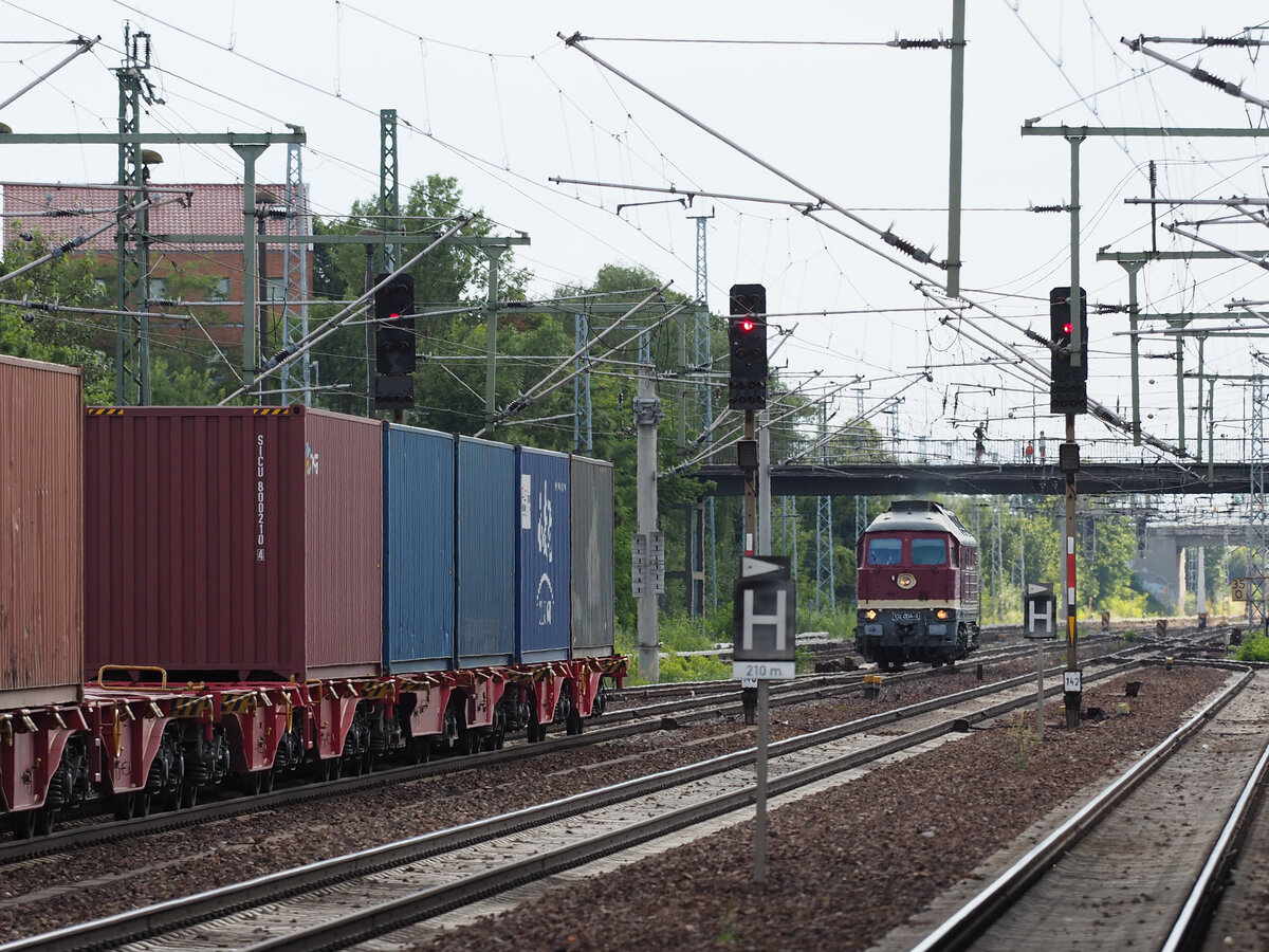 LEG 132 004-3 (232 204-0) durchfährt solo den Bahnhof Berlin-Schönefeld bzw. umfährt den darin stehenden Güterzug.

Berlin, der 06.08.2021